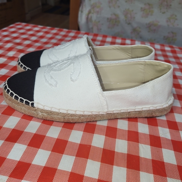 Excellent Condition Chanel White & Black Size 6.5 Espadrilles. ๐ - Picture 7 of 16